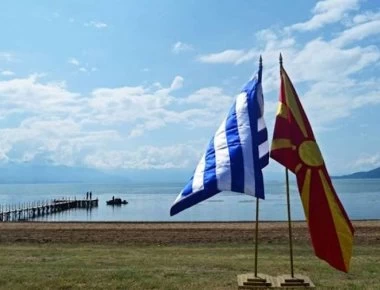 Μοιράζουν τη συμφωνία των Πρεσπών μαζί με τον κυριακάτικο Τύπο